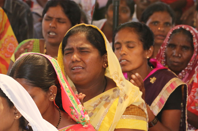 Hundreds Massed for the 2 days Mega Prayer organized by Grace Ministry at Pavagada, Tumkur. The Pavagada Prayer Meetings was a great blessing to the hundreds who gathered.